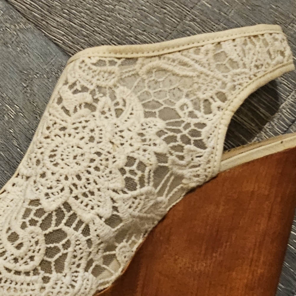 Lucky Brand Women’s peep toe wedges sandals.